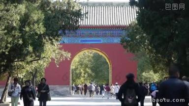 中国 Sep 08，2016:Asian 人走在中国北京红门古松柏树公园建设